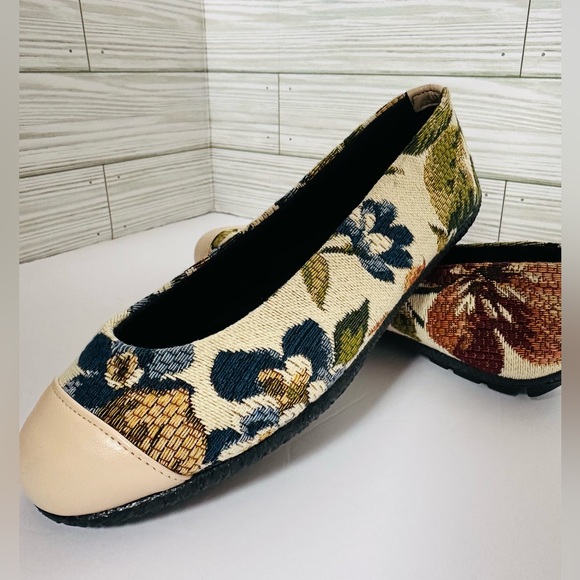 Kokua Women's‎ Floral Ballet Flats - Multicolor Cap Toe Size 35 EU - Picture 3 of 7